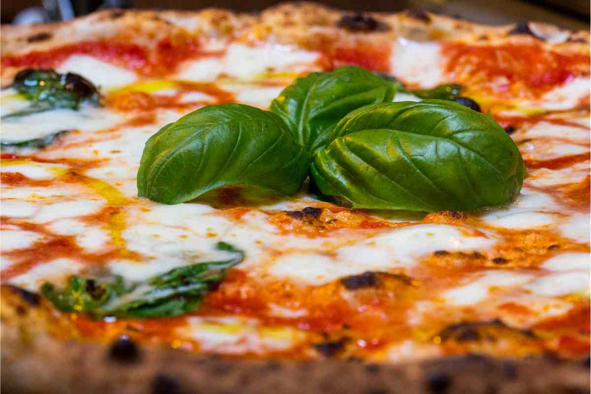 Pizza margherita: l'ingrediente che è ancora meglio della mozzarella