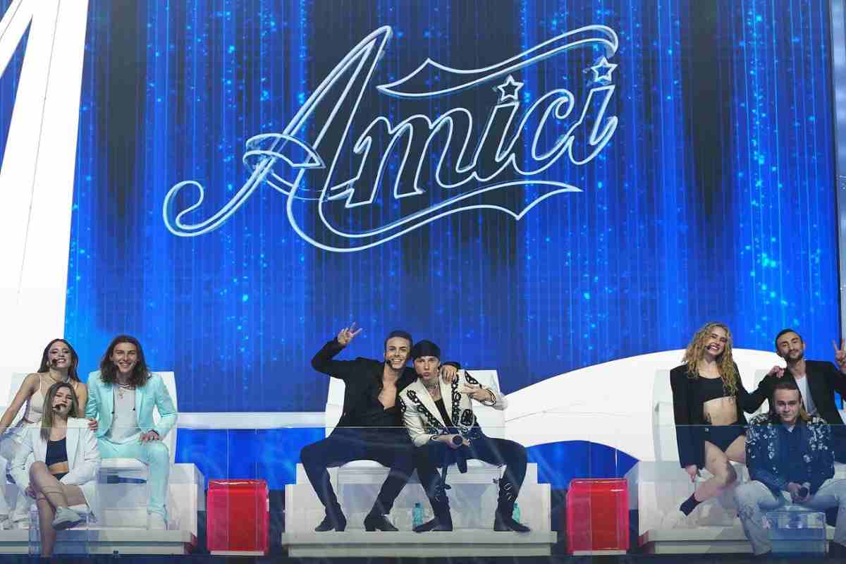 Amici, un cantante conosciuto entra come allievo