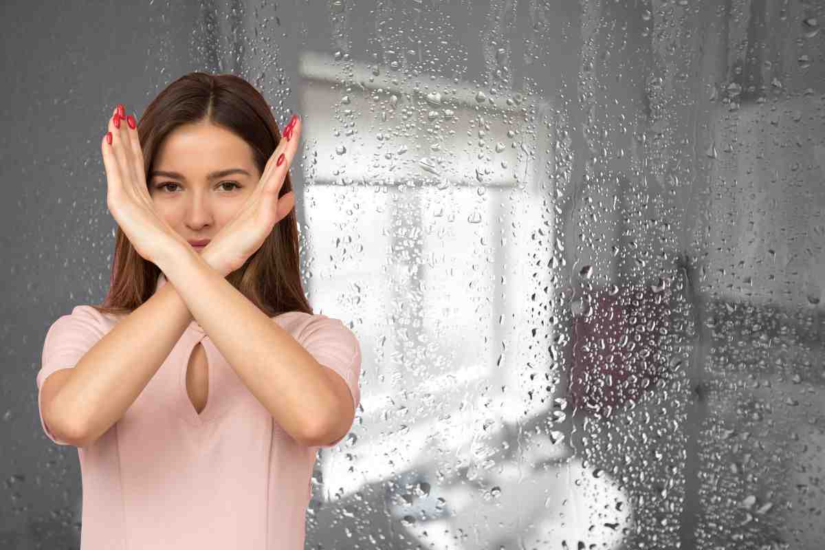 Mai più vetri della doccia appannati se li pulisci così: ti basta un  prodotto che hai già in bagno - Cassano web