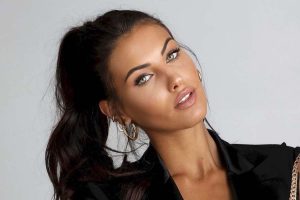 Carolina Stramare abito non contiene le forme