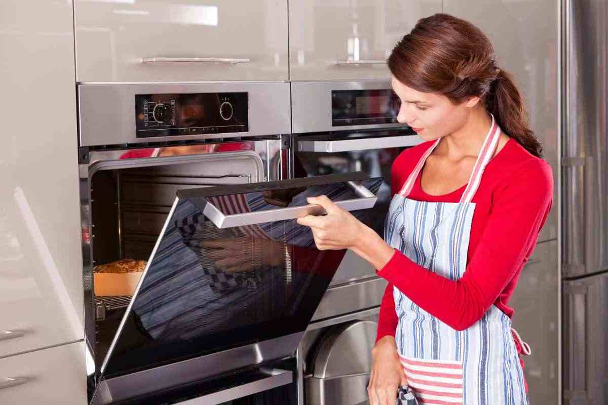 Forno sporco con schizzi di olio e resti di pane tostato