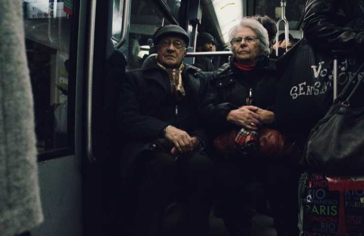 persone anziane in treno