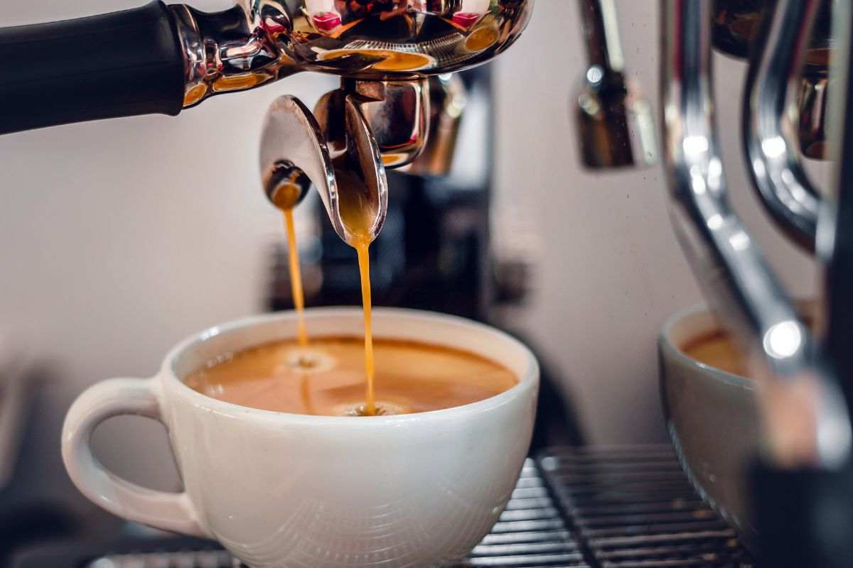 Caffè in erogazione dalla macchina