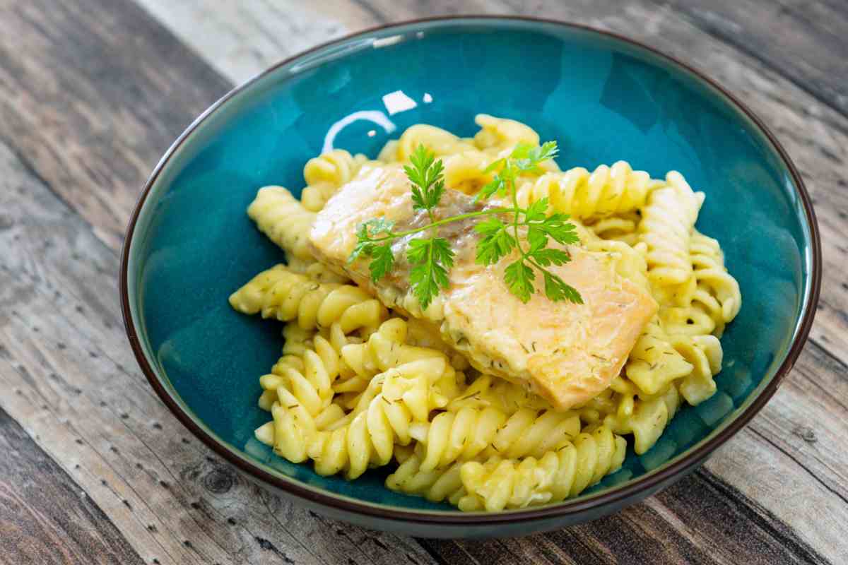 Fusilli con salmone e pesto di zucchine