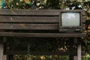 Panchina scura e televisione