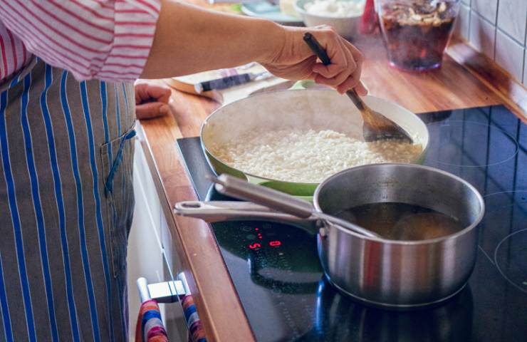 Persona prepara risotto