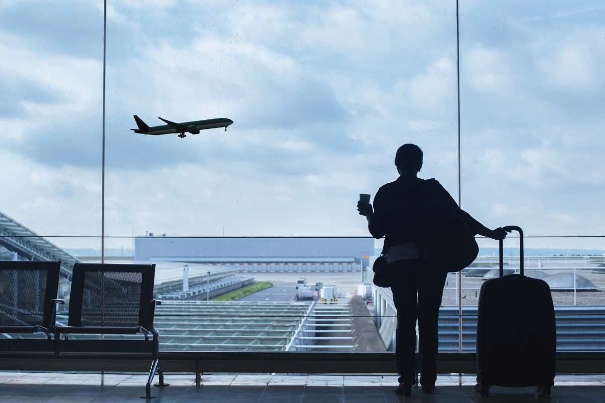 persona in aeroporto 