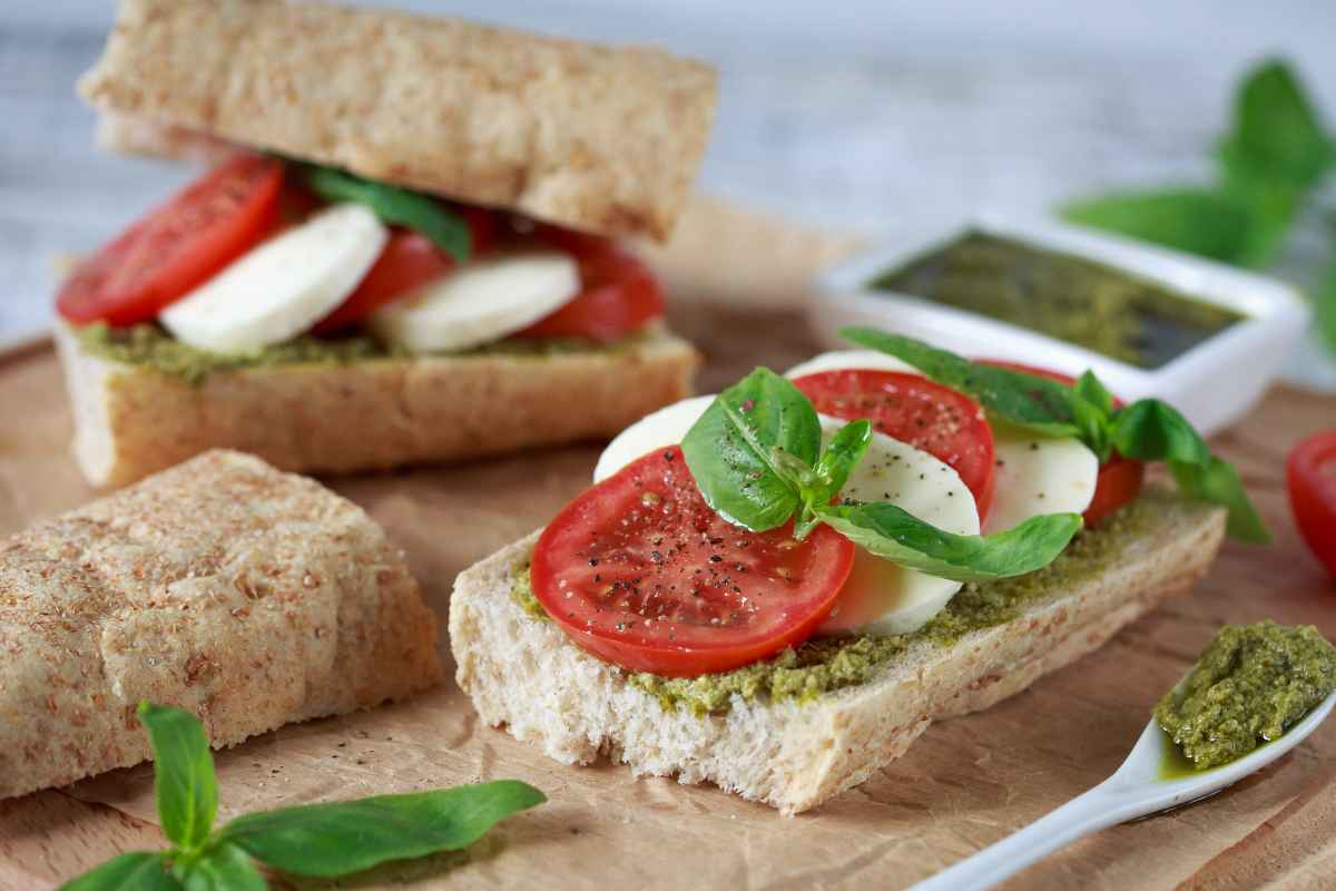 Baguette con pesto pomodoro e mozzarella