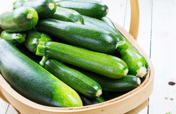 Zucchine dentro cestino di bamboo