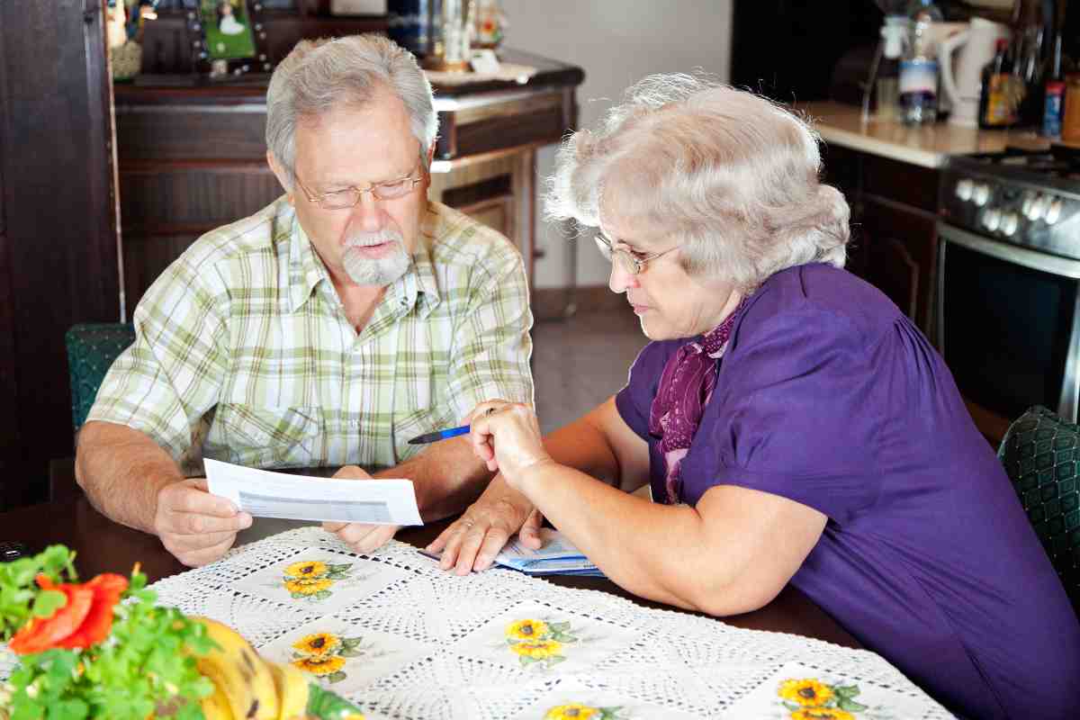 anziani che leggono documenti