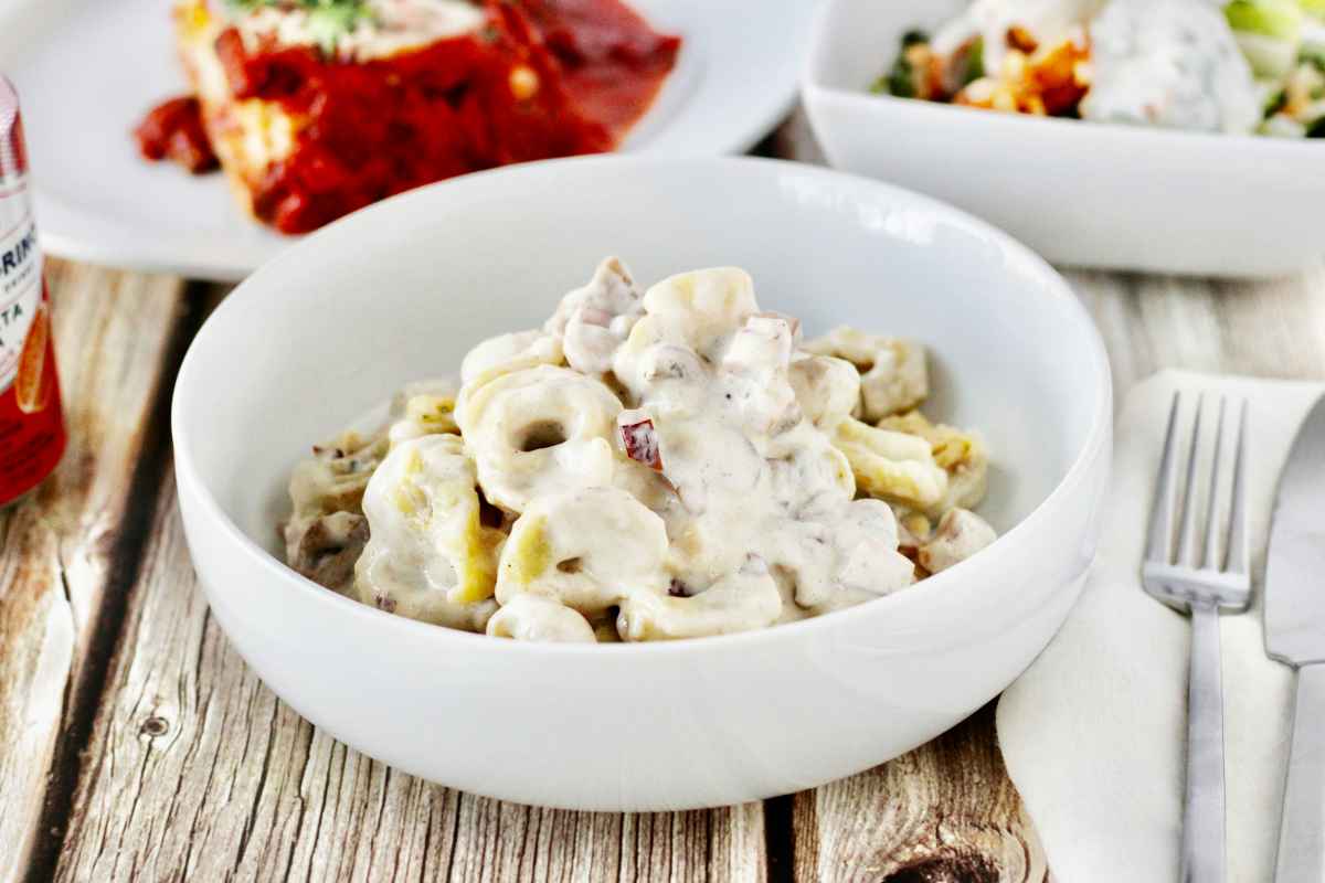 Piatto di tortellini con panna