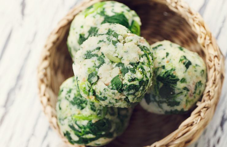 Polpette di spinaci nel cestino di vimini