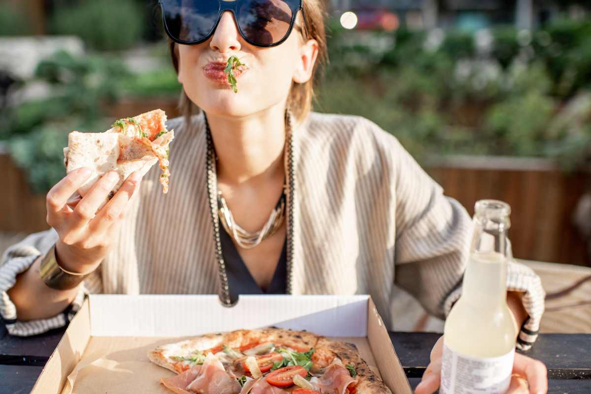 ragazza che mangia pizza