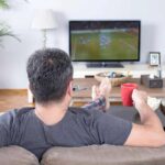 Uomo guarda sport in televisione