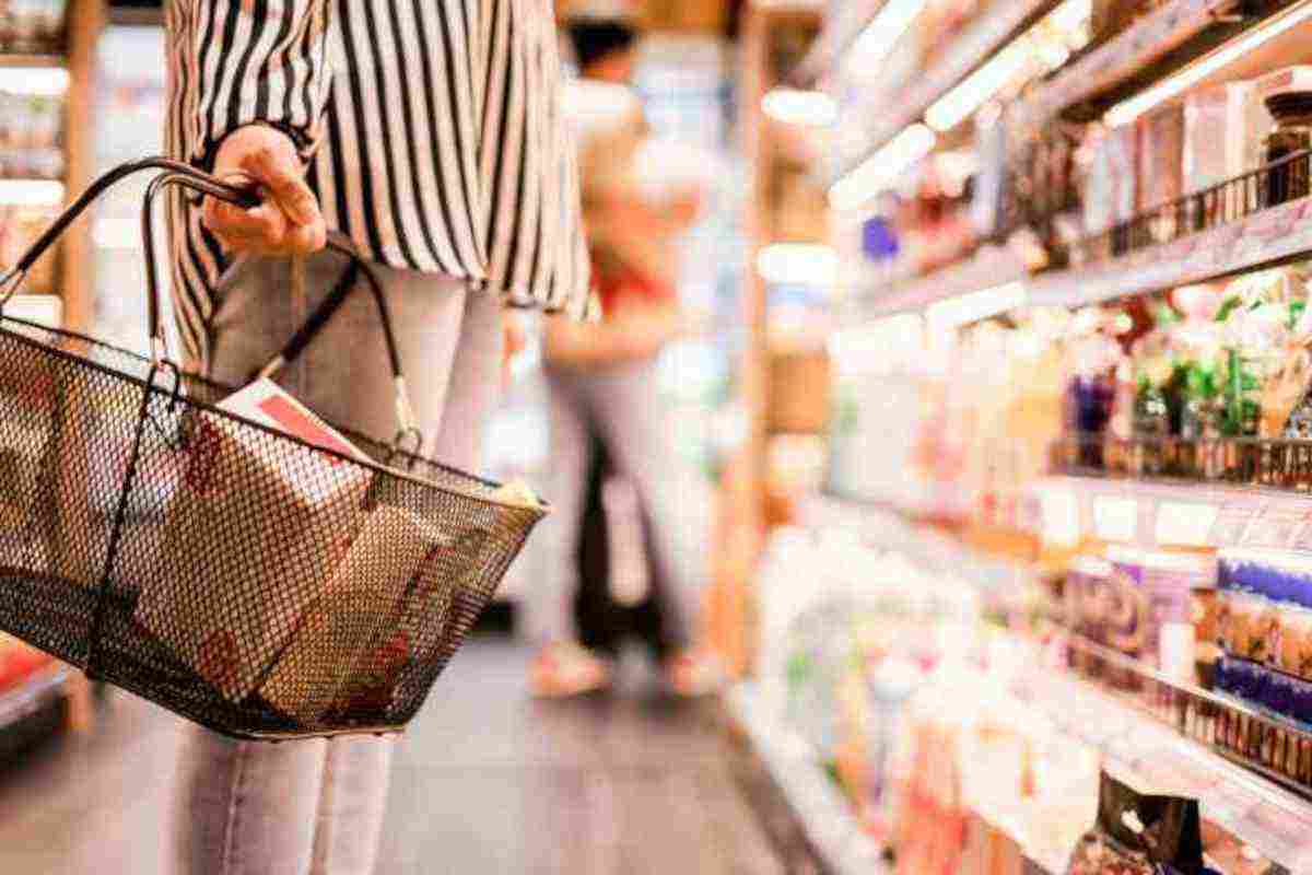 Donna al supermercato